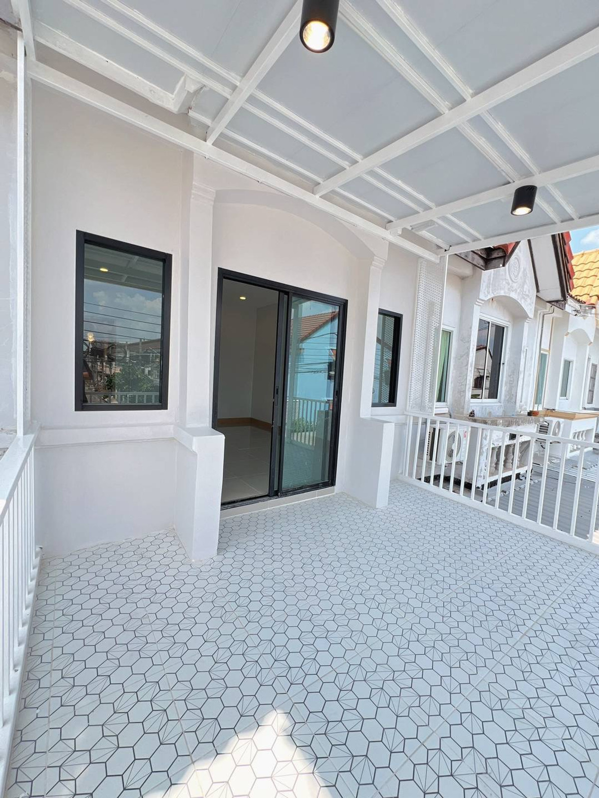 ขายทาวน์โฮมนนทบุรี บางใหญ่ บางบัวทอง : ขายทาวน์เฮาส์วงศ์ชัยนคร บางรักใหญ่ 18 ตร.ว. ใกล้ MRT บางรักใหญ่ 800 ม. มีเทอเรส ฟรีโอน