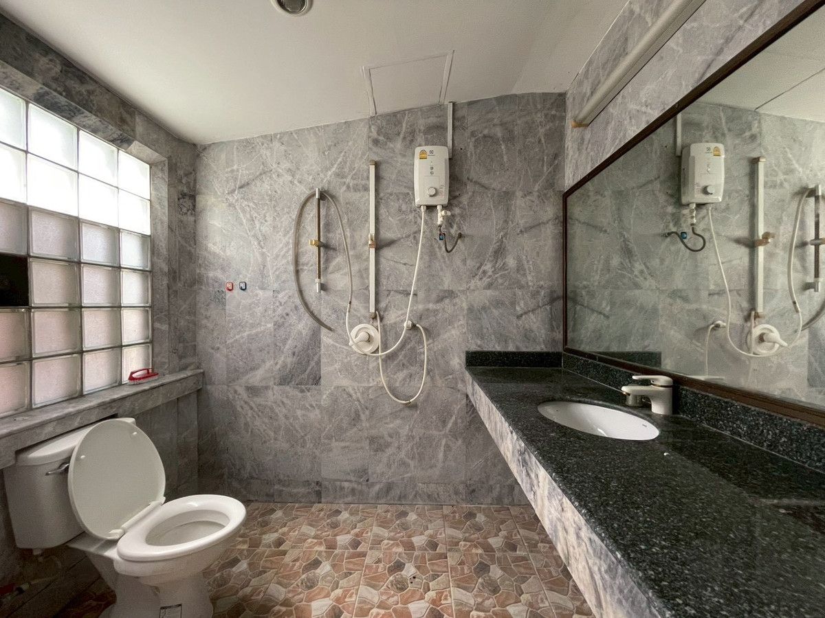 ให้เช่าทาวน์โฮมปิ่นเกล้า จรัญสนิทวงศ์ : ให้เช่า ทาวน์เฮาส์ 3 ชั้น ใกล้ MRT จรัญสนิทวงศ์ 13 เพียง 200 เมตร เดินถึงสถานี  ทำเลดีมาก เข้าเมืองสะดวก เหมาะอยู่อาศัยหรือทำโฮมออฟฟิศ ใกล้ตลาด ร้านอาหาร และสิ่งอำนวยความสะดวกครบ