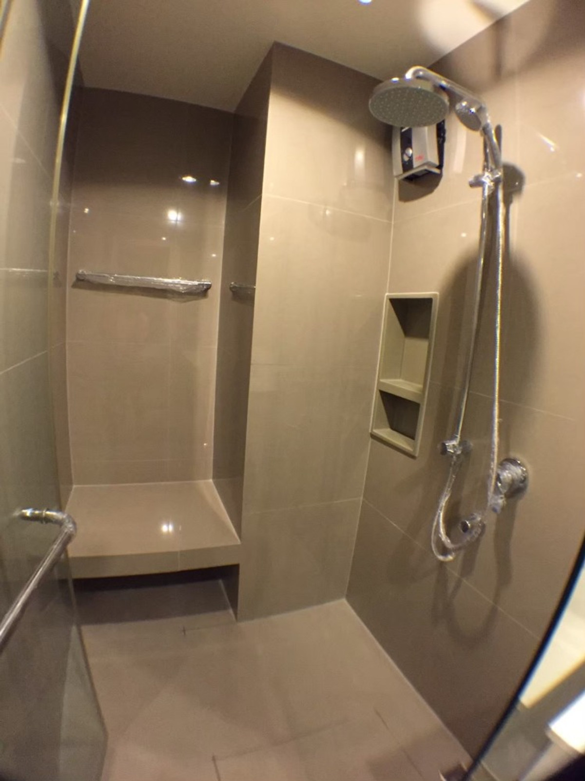 For RentCondoSukhumvit, Asoke, Thonglor : Rhythm Sukhumvit 42 🚶‍➡️0 m. to Ekamai Gateway 🏠 20 m. to BTS Ekamai