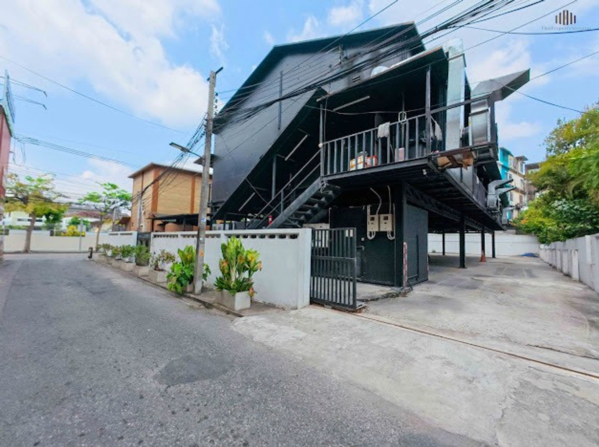 ขายร้านค้า/ตลาดนัดปิ่นเกล้า จรัญสนิทวงศ์ : พร้อมรับฟังทุกข้อเสนอ!!! สามารถดำเนินกิจการต่อได้ทันที ขายสิ่งปลูกสร้างพร้อมร้านอาหาร(ปิ้งย่าง) 503 ตารางเมตร ต้นซอยจรัญสนิทวงศ์ 32 พร้อมสัญญาเช่าระยะยาว 18 ปี บนที่ดิน 256 ตารางวา ราคาพิเศษ!!