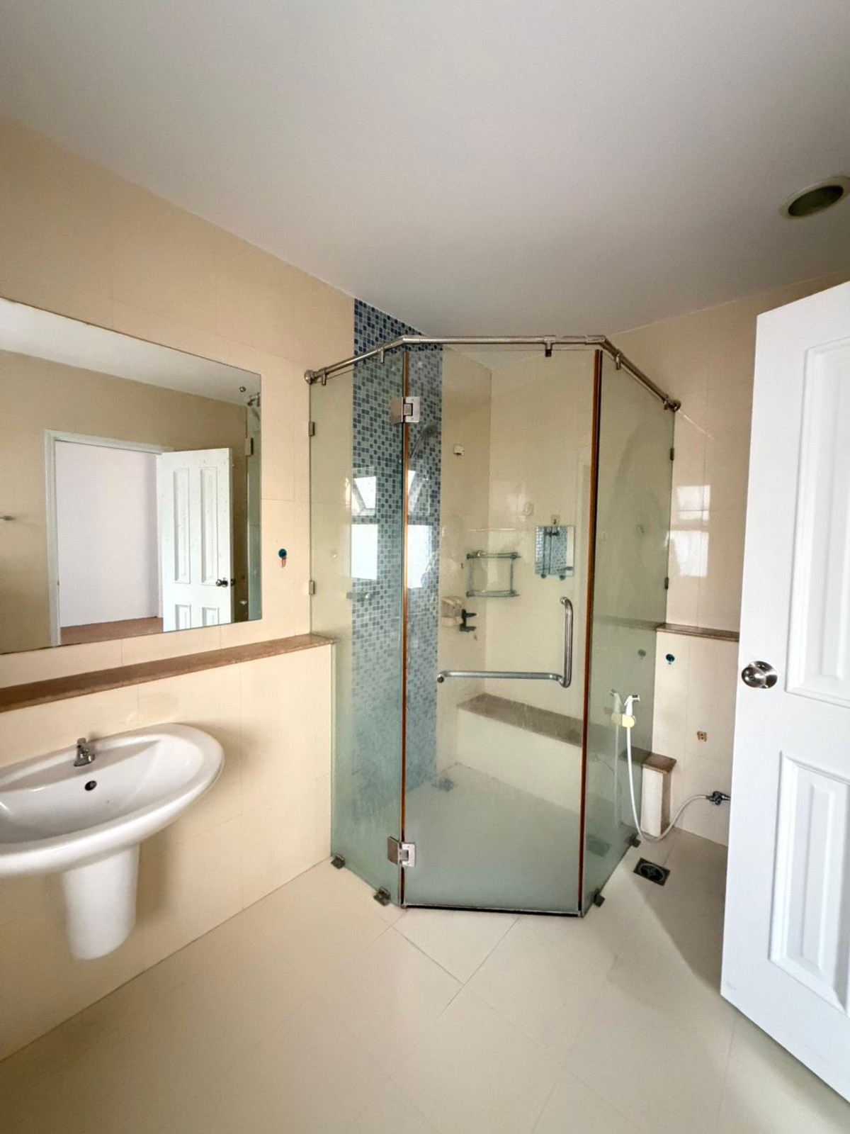 For RentTownhomeThaphra, Talat Phlu, Wutthakat : 3-story townhome, corner room, beautifully decorated, for rent in Phasi Charoen-Bang Wa area. Near BTS Bang Wa, only 1.8 km.