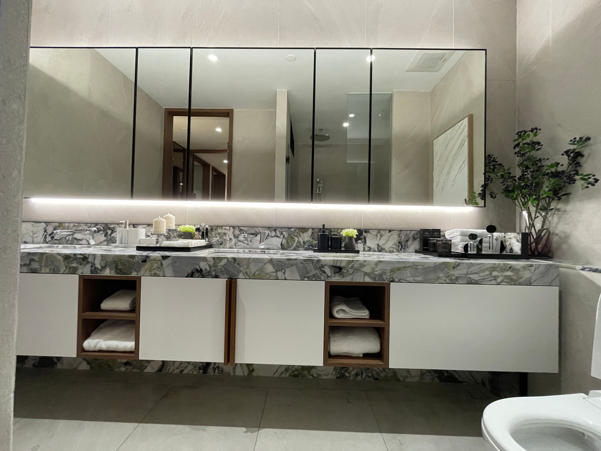 For SaleCondoSilom, Saladaeng, Bangrak : Rare unit for sale 🌳 THE ULTIMATE PARK VIEW | Rare Unit @ROMM CONVENT 🌳2 bedrooms, 2 bathrooms, usable area size 118.15 square meters on the 26th floor that offers a view of the lush Park View in the heart of Bangkok. On the highest potential location, Co