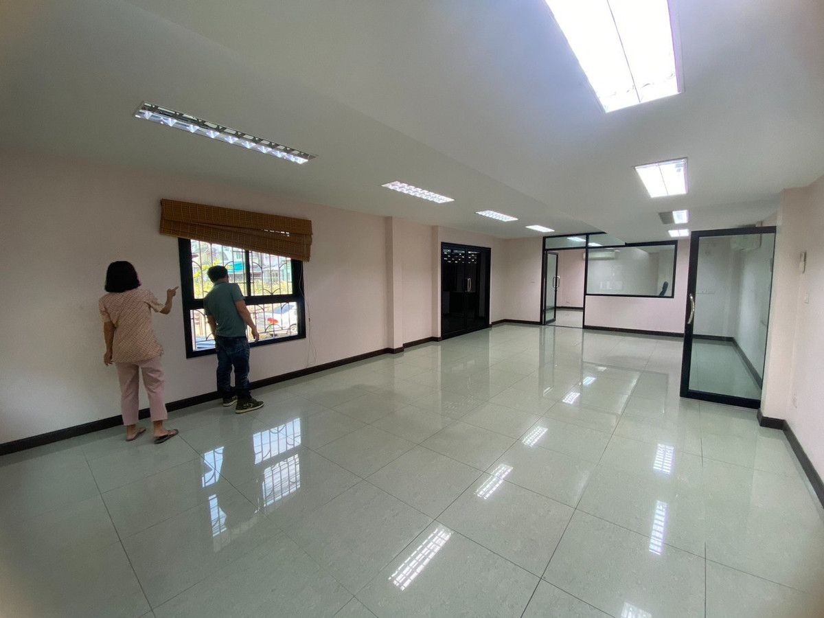 For RentOfficeVipawadee, Don Mueang, Lak Si : 🏬 Luxury Office Building for Rent 📐️Usable area 728 sqm. ✈️Close to Don Mueang International Airport 