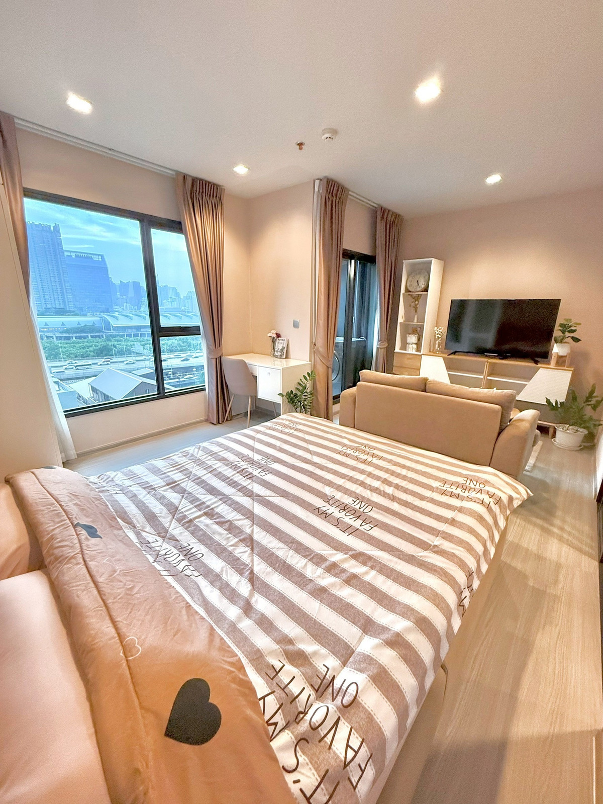 ขายคอนโดพระราม 9 เพชรบุรีตัดใหม่ RCA : Life Asoke - Rama 9  / 1 Bedroom (FOR SALE), ไลฟ์ อโศก - พระราม 9 / 1 ห้องนอน (ขาย) KAT015