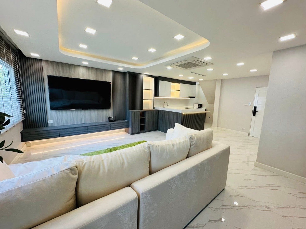 ให้เช่าบ้านรัชดา ห้วยขวาง : ปล่อยเช่าบ้าน 2 ชั้น หลังมุม ขนาด 36 ตรว. 300 ตรางเมตร ซอยรัชดา 18 บ้านสวยตกแต่งใหม่ เฟอร์นิเจอร์ครบพร้อมอยู่ ในหมู่บ้าน ปลอดภัยไม่มีโจร เพื่อนบ้านดีไม่มีปัญหา จอดรถหน้าบ้านได้ 1-2 คัน
