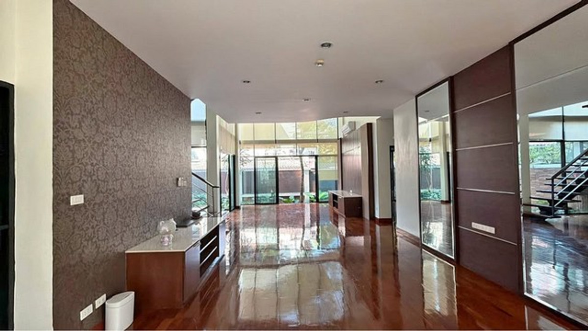 For RentHouseSukhumvit, Asoke, Thonglor : HR3355 House for rent, Private Compound, in the heart of Sukhumvit (Phrom Phong) | 4 private units on an area of ​​over 229 sq m., ready to move in.