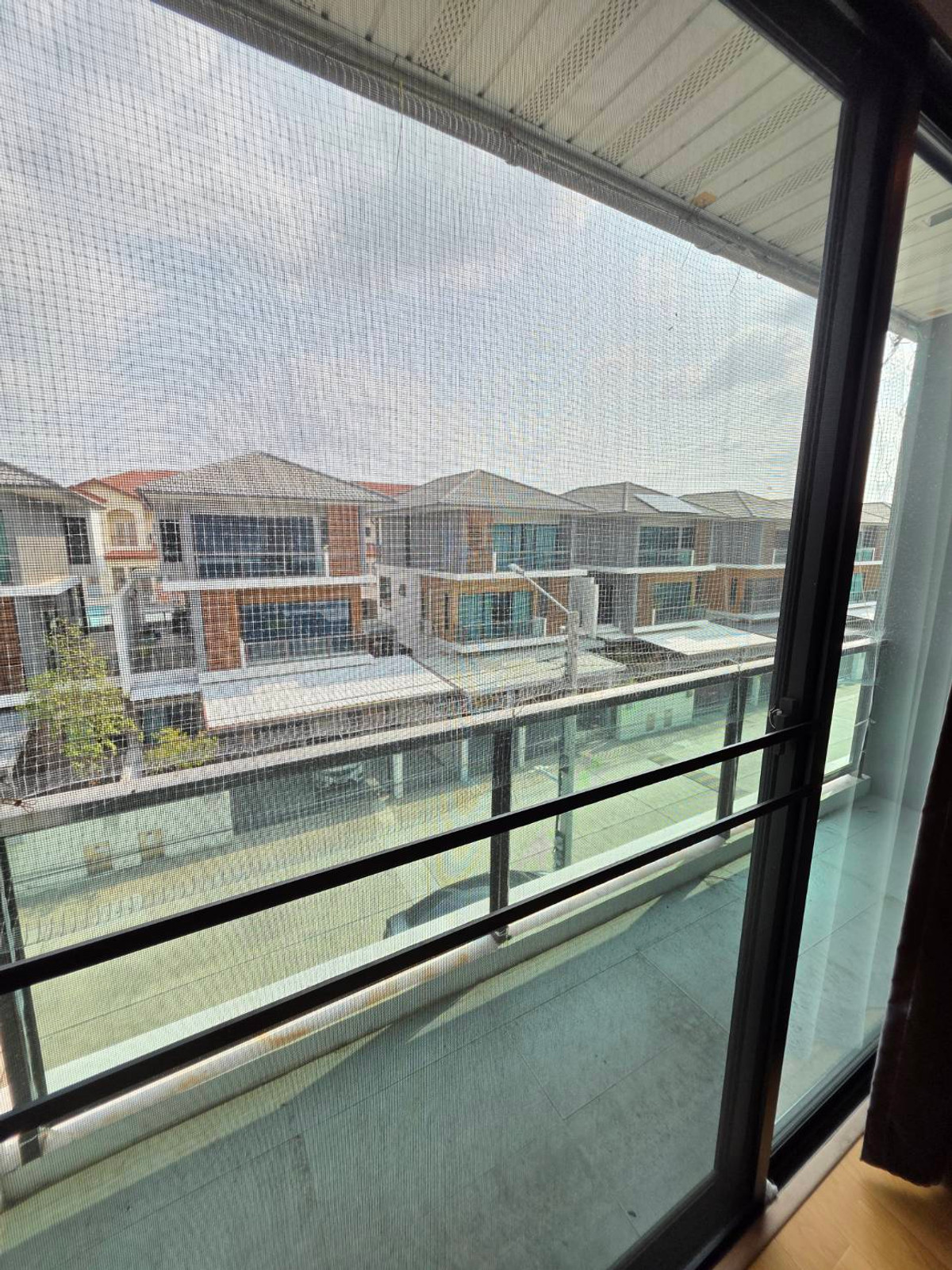 ขายบ้านลาดกระบัง สุวรรณภูมิ : ขายบ้านแฝด 3ชั้น สภาพบ้านใหม่มากๆ เจ้าของตกแต่งเสร็จแทบจะไม่ได้ใช้เลย 