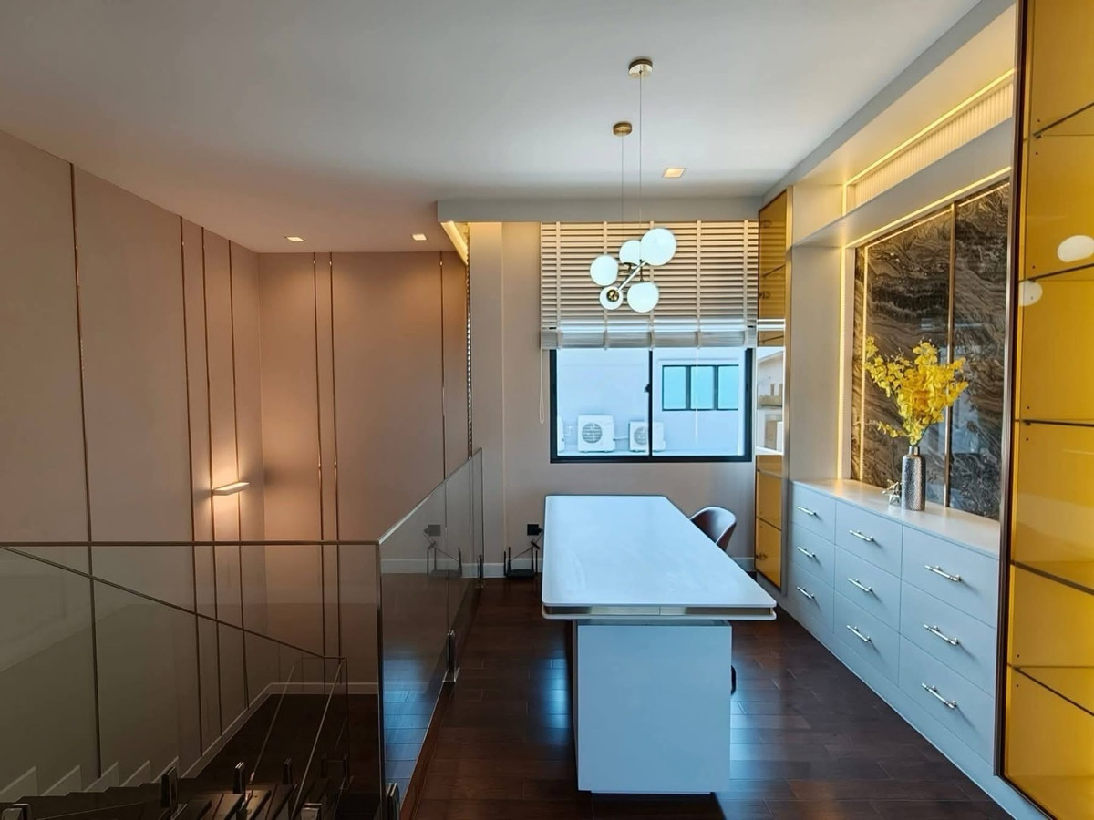 ขายบ้านพัฒนาการ ศรีนครินทร์ : ✨ขายบ้านหรู 3 ชั้น โครงการGrand Bangkok Boulevard East Rama 9 หน้าบ้านไม่ชนใคร