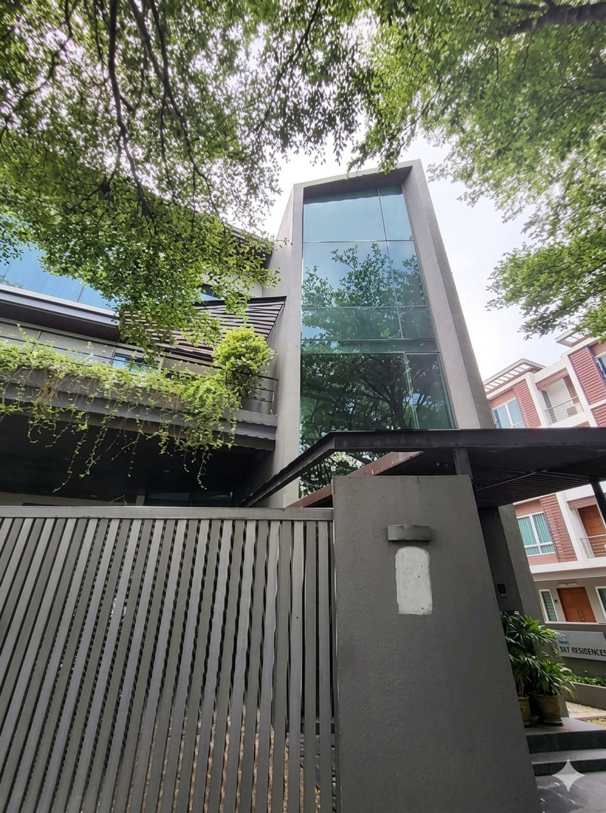 For SaleHome OfficeKaset Nawamin,Ladplakao : Home office next to Kaset Nawamin Road / 4 bedrooms (for sale), Office & House Kaset - Nawamin / 4 Bedrooms (FOR SALE) MNT056