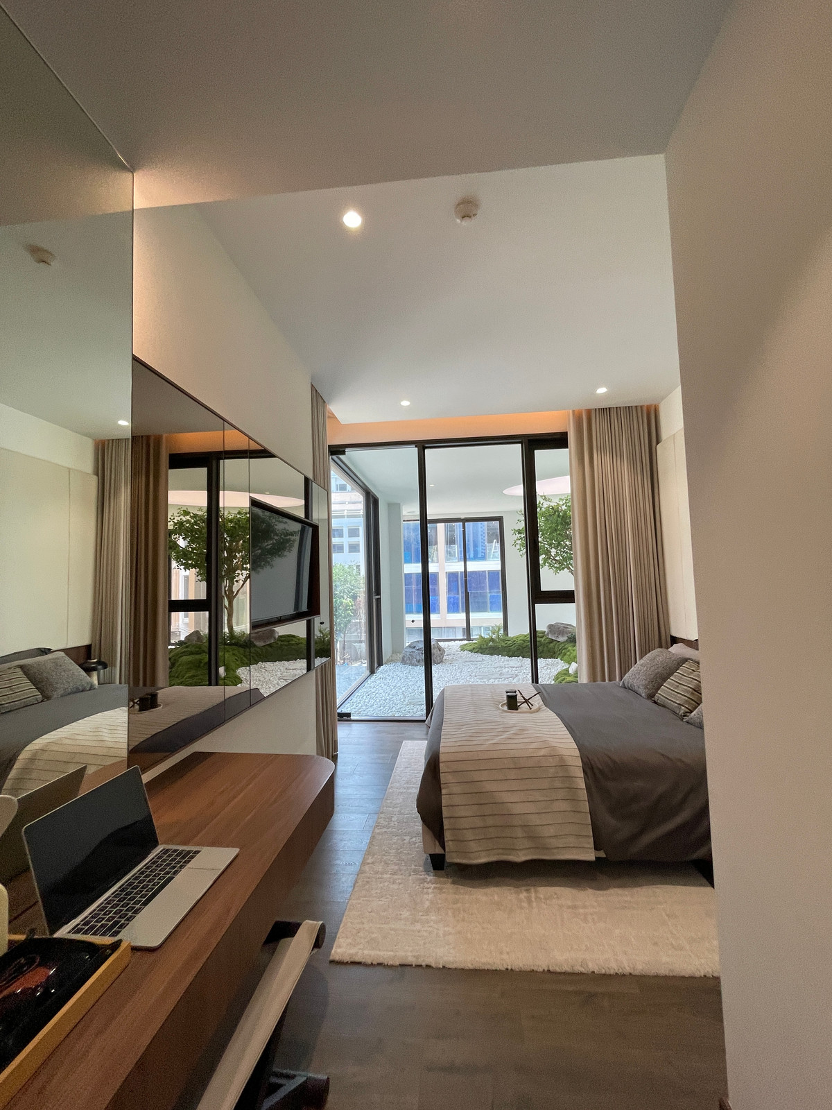 For SaleCondoSilom, Saladaeng, Bangrak : Rare unit for sale 🌳 THE ULTIMATE PARK VIEW | Rare Unit @ROMM CONVENT 🌳2 bedrooms, 2 bathrooms, usable area size 118.15 square meters on the 26th floor that offers a view of the lush Park View in the heart of Bangkok. On the highest potential location, Co