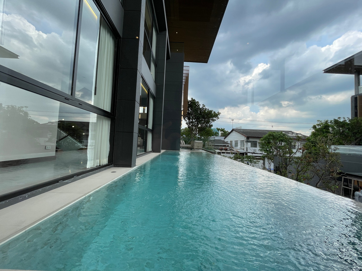 ขายบ้านเลียบทางด่วนรามอินทรา : "หนึ่งเดียวบนเลียบด่วน! Cira Residences บ้านเดี่ยว Ultra-Luxury 3.5 ชั้น พื้นที่ 845 ตร.ม. พร้อมสระว่ายน้ำส่วนตัว | ใกล้ทองหล่อ-พระราม 9 เพียงไม่กี่นาที (สังคมส่วนตัวเพียง 9 ยูนิต)"