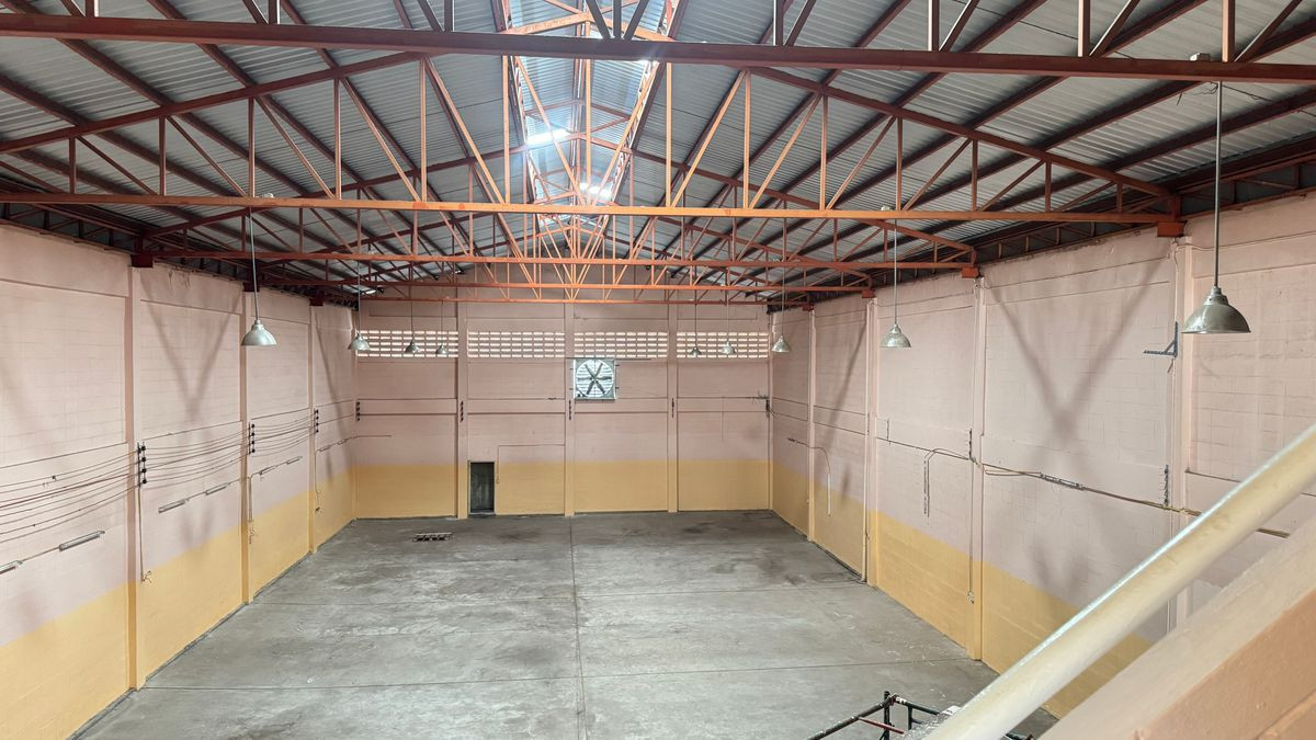 For RentWarehouseMahachai Samut Sakhon : Factory, warehouse for rent, purple space, has Factory 4 license, near Mahachai Muang Mai, Rama 2 Road, size 800 sq m., 3 phase electricity, container trucks can enter and exit, ready to use.