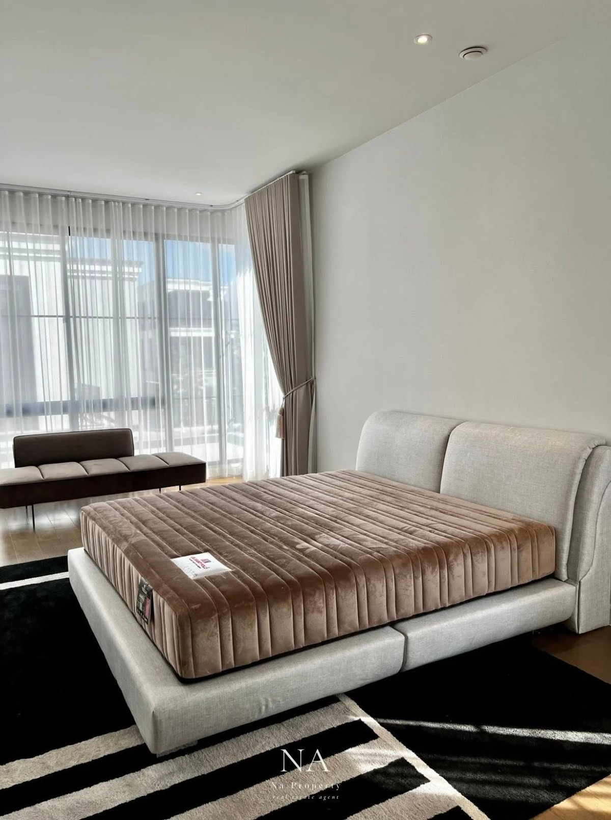 บ้านพัฒนาการ ศรีนครินทร์ : House for rent: Malton Gates new Krungthep Kreetha, 250,000 THB. 5 bedrooms, 6 bathrooms, 544 sq m usable area, 107.7 sq wah land area. Near Rama 9, Pattanakarn, Suan Luang, Srinakarin, Bang Na, Suvarnabhumi Airport, Ramkhamhaeng, Ploenchit, Sukhumvit.