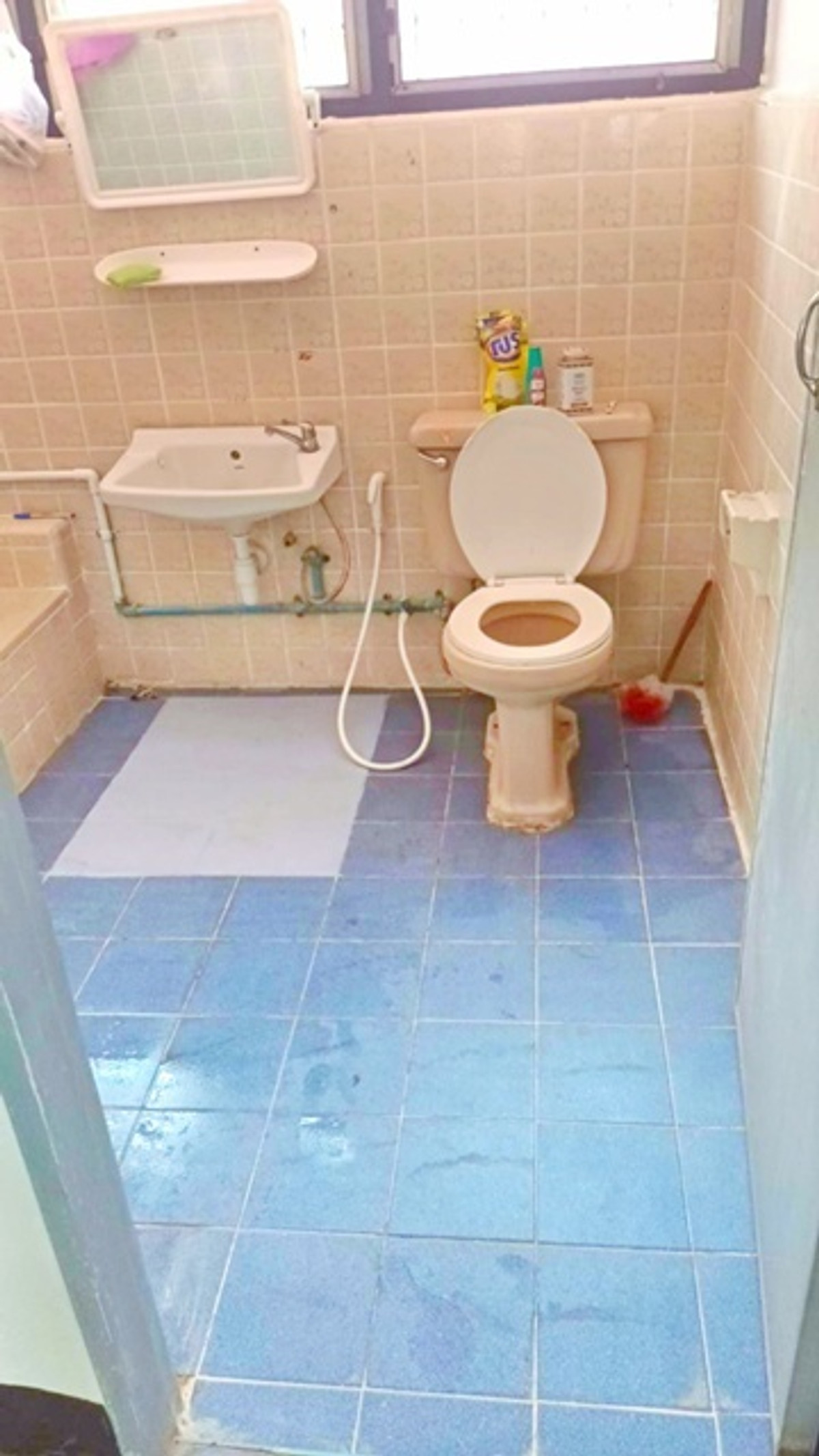 For RentTownhomeRama 8, Samsen, Ratchawat : BTS Saphan Khwai 750m. 25 sq.wa. 200 sq.m.Soi Inthamara 1-8 2-bed 1-bath townhouse near 14,998 B-M