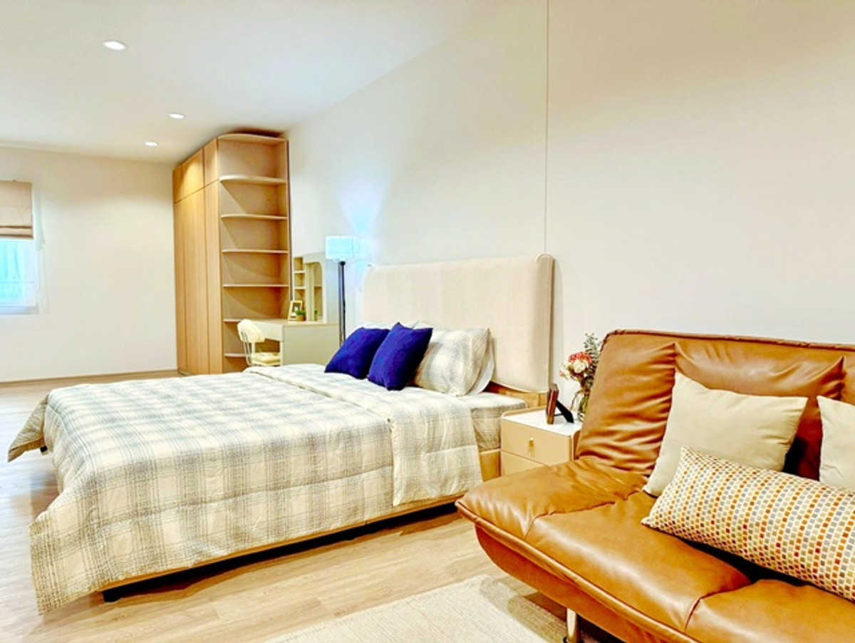 For RentTownhomeLadkrabang, Suwannaphum Airport : The Royal Golf clubhouse Parking for 2-3 cars. Townhome 5.5 meters wide. 3-4bed 4 bath near ARL LatK