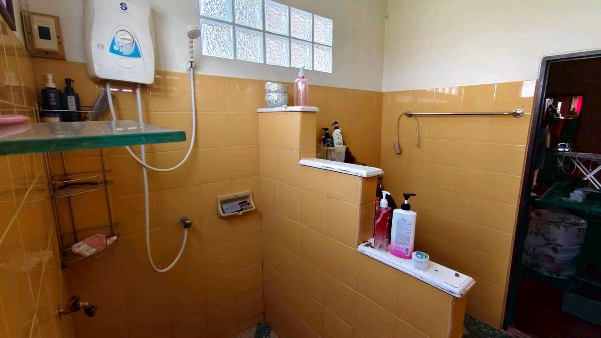 For SaleHousePhitsanulok : For sale: semi-concrete teak house, beautiful, classic, prime location in the heart of Phitsanulok city. Near Central-Buddhist Hospital