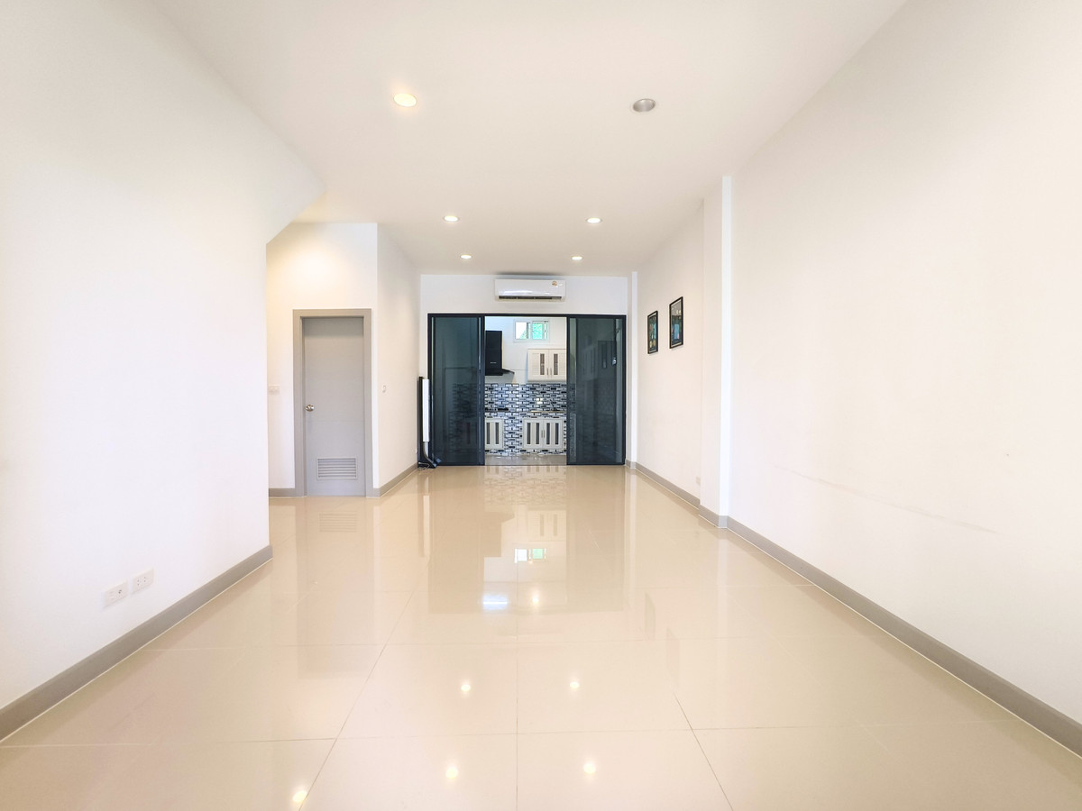 For SaleHome OfficeKaset Nawamin,Ladplakao : For sale: Premium Place Mix Ekamai-Ramintra 25.4 sq m. Luxurious home office, 4 floors, 2 large office rooms, 3 bedrooms, 4 bathrooms, next to Nuanchan Road, width 5.5 meters.