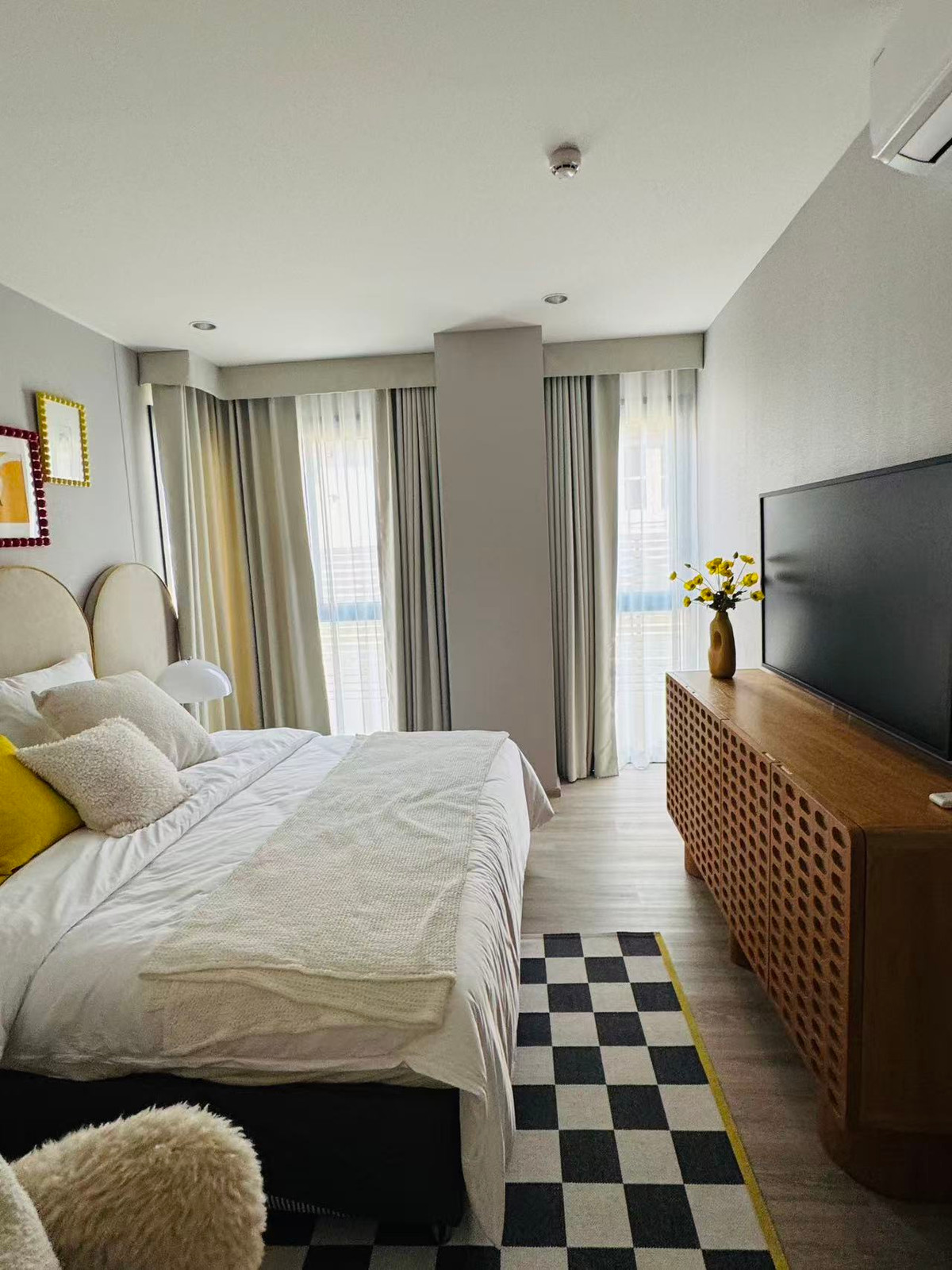 For RentCondoRama9, Petchburi, RCA : RCA  Brand new 3 bedrooms condo  137 sqm rent 120,000 thb one month