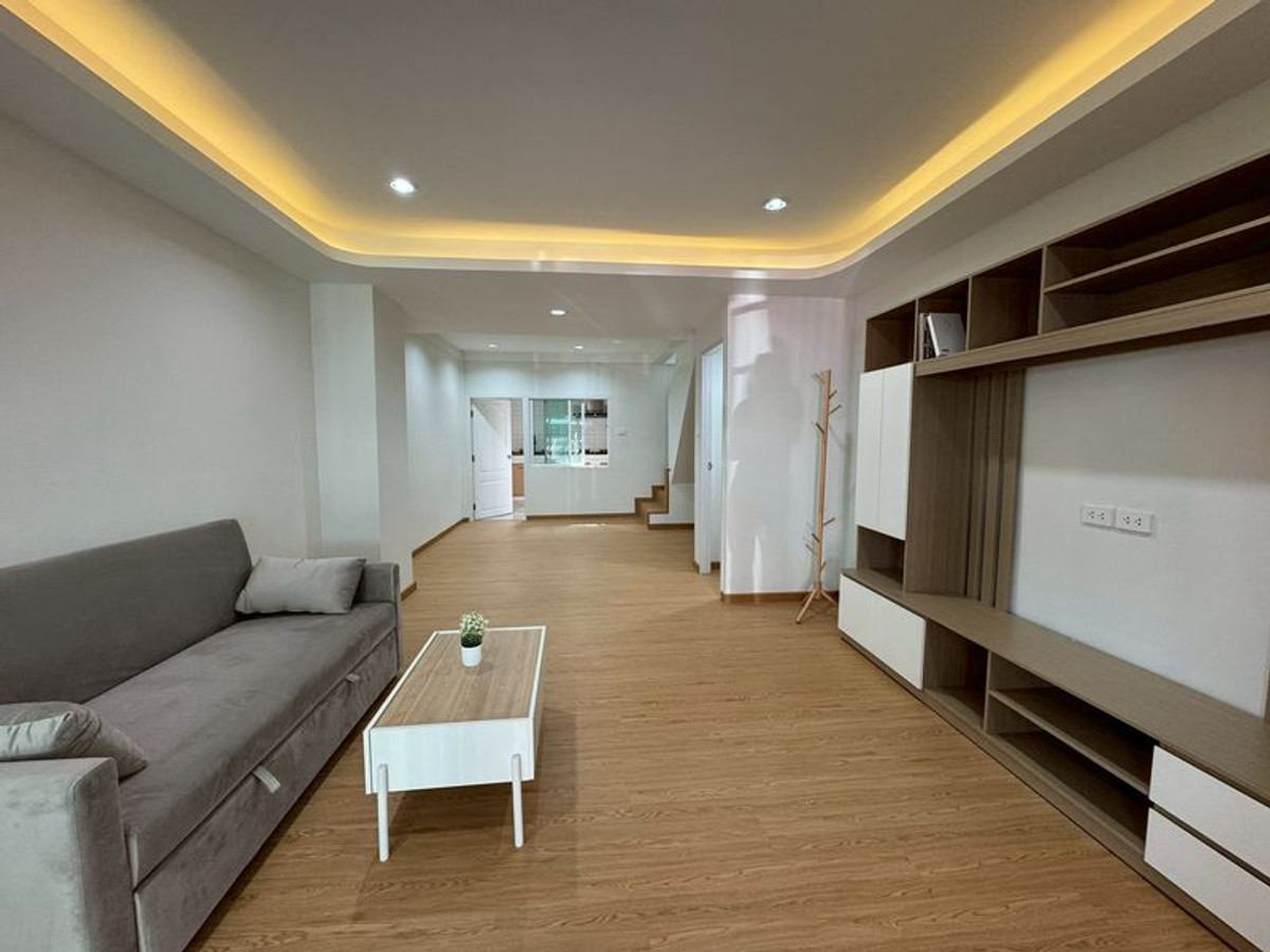 ขายทาวน์โฮมโชคชัย4 ลาดพร้าว71 : ทาวน์เฮ้าส์รีโนเวทใหม่ ม.เลิศอุบล นาคนิวาส 48 (ลาดพร้าว) ขนาด 16 ตารางวา 2 ห้องนอน ถนนนาคนิวาส แขวงลาดพร้าว เขตลาดพร้าว กรุงเทพมหานคร