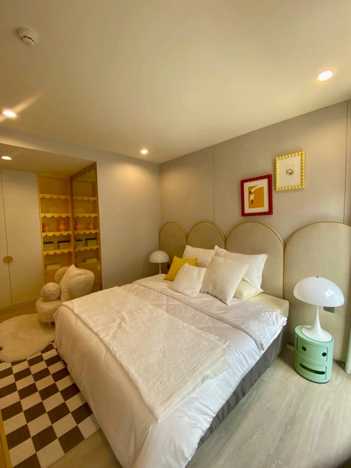 For RentCondoRama9, Petchburi, RCA : pynn soonvijai 3 bedroom ready to move in