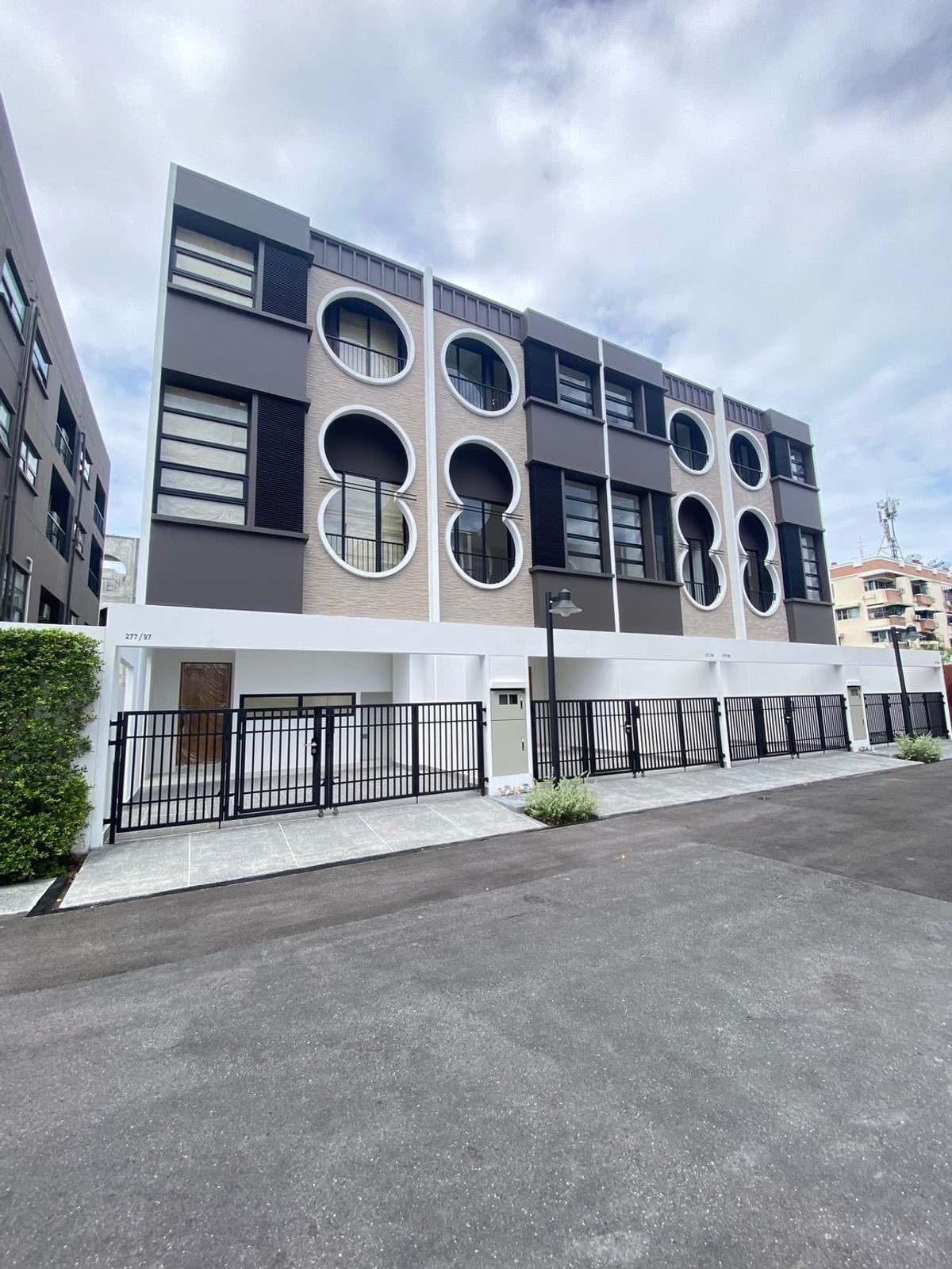 For SaleTownhome : 🔥 12.8 ล้าน เท่านั้น! ทาวน์โฮมหรูแปลงมุม Noble Curve เลียบด่วนเอกมัย-รามอินทรา พร้อมอยู่ 🔥