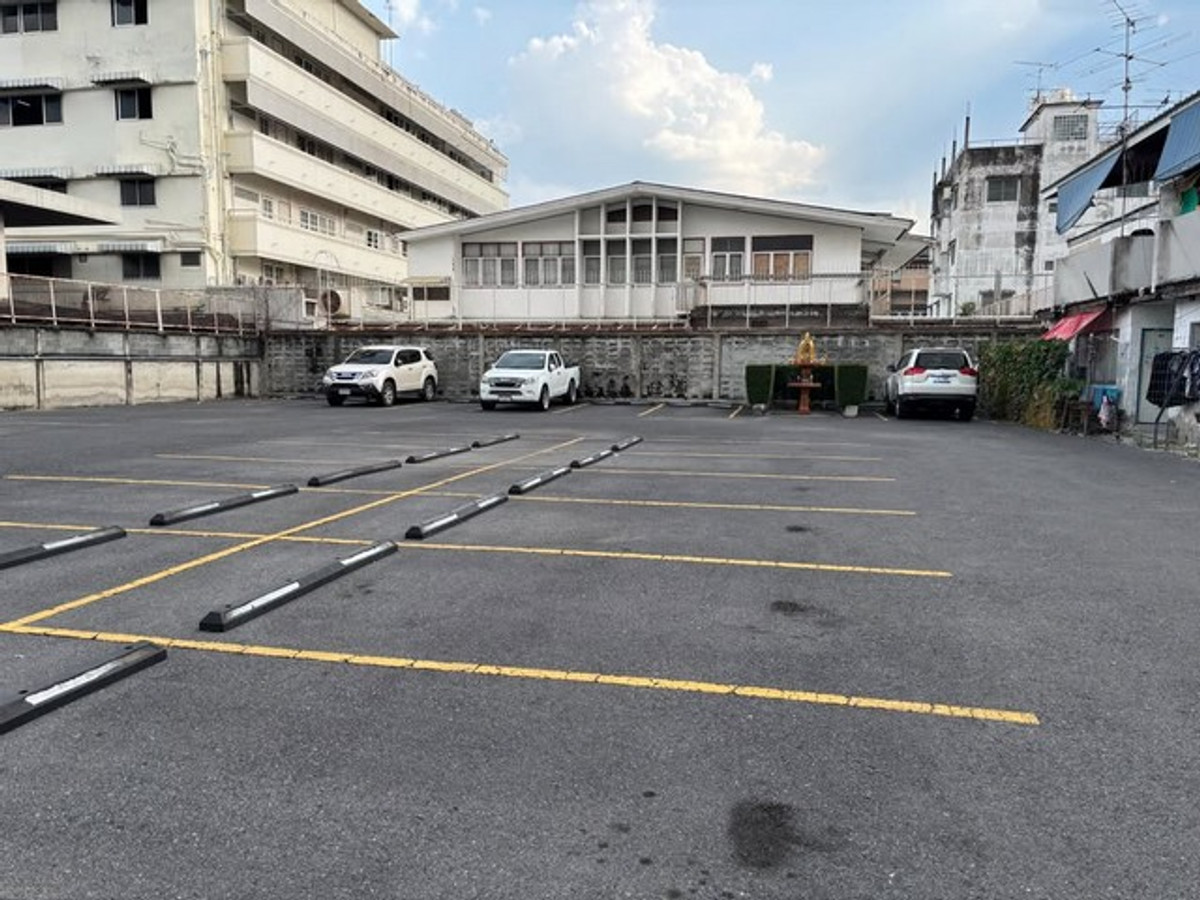 For RentLandSathorn, Narathiwat : HR3344 Land for rent, prime location, 300 sq m, in the heart of Sathorn-Chan Road (Soi 28), connected to CBD Sathorn-Silom-Rama 3 in a few minutes.