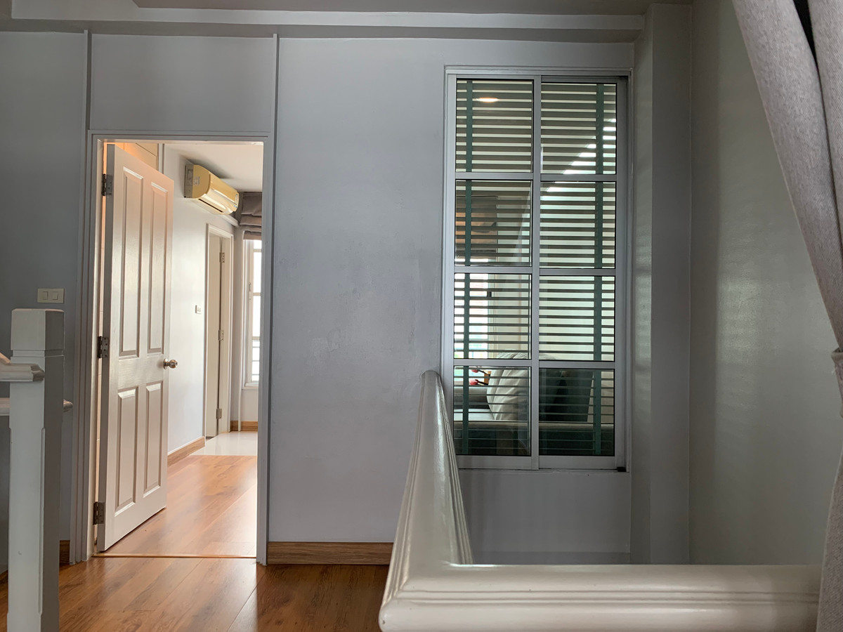 ให้เช่าทาวน์โฮมเลียบทางด่วนรามอินทรา : บ้านเลขที่ 88 ทาวน์โฮม เดินไป Central East Ville , คริสตัลปาร์ค ได้