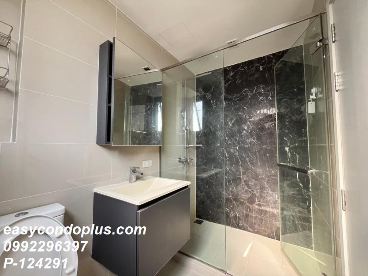 For RentCondoWongwianyai, Charoennakor : P-124291 Stunning 1 Bed at 98 Wireless Near BTS Wongwian Yai, 16,000 THB | Line Id: @easycondoplus | 099-229-6397