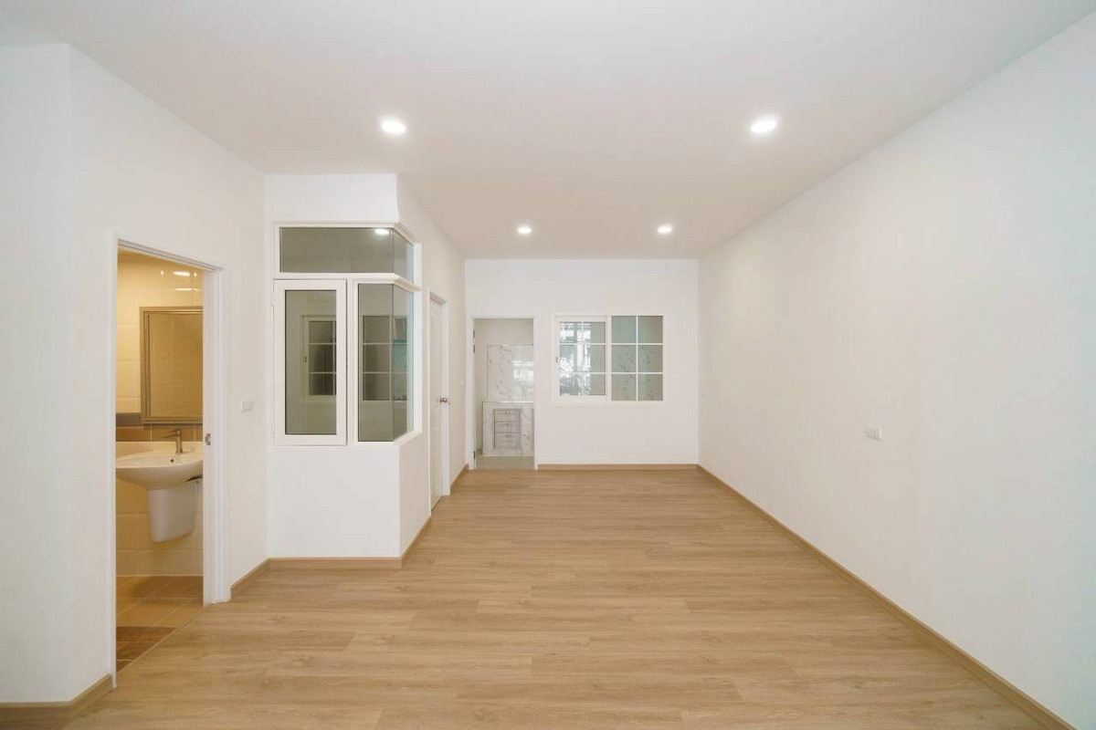 ขายทาวน์โฮมลาดกระบัง สุวรรณภูมิ : 🏡 NEW LISTING | เตรียมรีโนเวท ✨ทิศตะวันออก หลังริม วิวสวน + ไม่ชนใครทั้งหน้า–หลัง! “ซอยต้น + โล่งจริง + เป็นส่วนตัวสุดในโครงการ” ✨