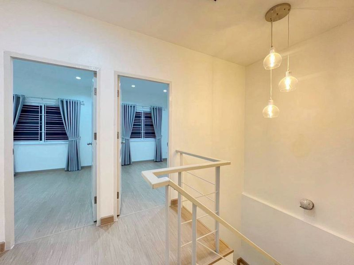 For SaleTownhomeSriracha Laem Chabang Ban Bueng : Townhome for sale in Sriracha, near Central and Robinson Department Stores. 3 bedrooms, The Central 2. Ready to move in.