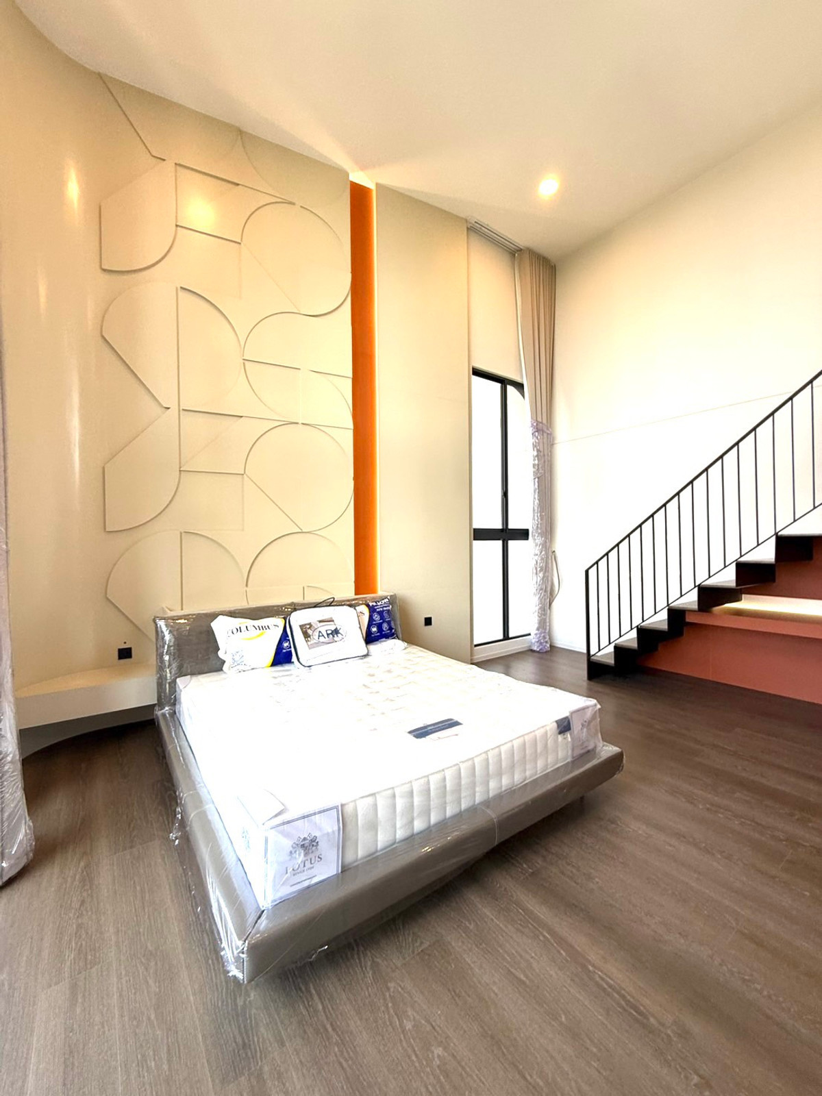 For SaleHousePattanakan, Srinakarin : House for sale VIVE New Krungthepkreetha has a private pool, private elevator, parking for 4 cars+