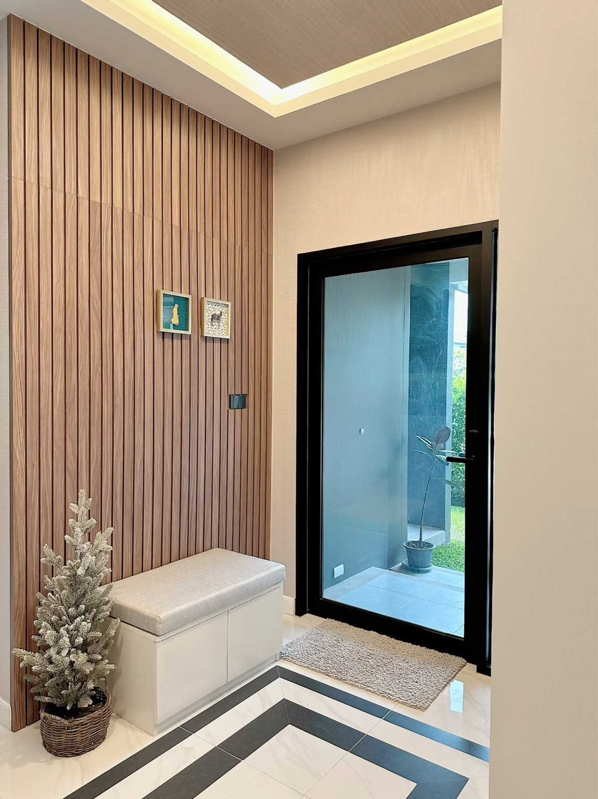 ขายบ้านสมุทรปราการ สำโรง : ขาย บ้านสวยบรรยากาศสวยน่าอยู่ ต่อเติมด้วยคุณภาพดี ทำเลดี โครงการดี อยู่หน้าสวนสวย+สนามเด็กเล่น ติดกับหอนาฬิกา Big Ben ถนนกว้าง เพื่อนบ้านดีซ้ายขวา ดีมาก เจอแบบนี้ ดีกว่าถูกหวย