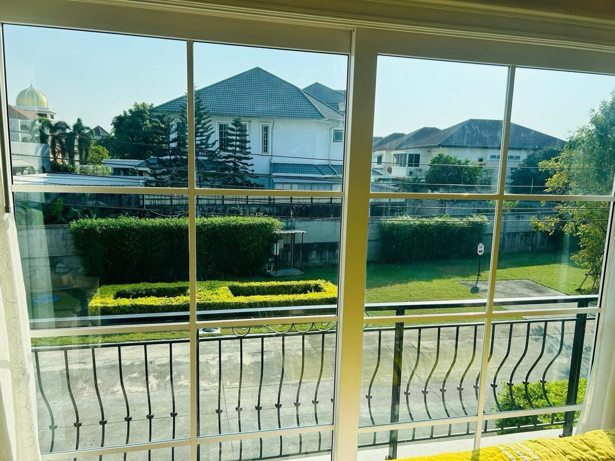 For RentThaphra, Talat Phlu, Wutthakat : Semi-detached house for rent, Golden Neo Sathorn Project, Kanlapaphruek Road.