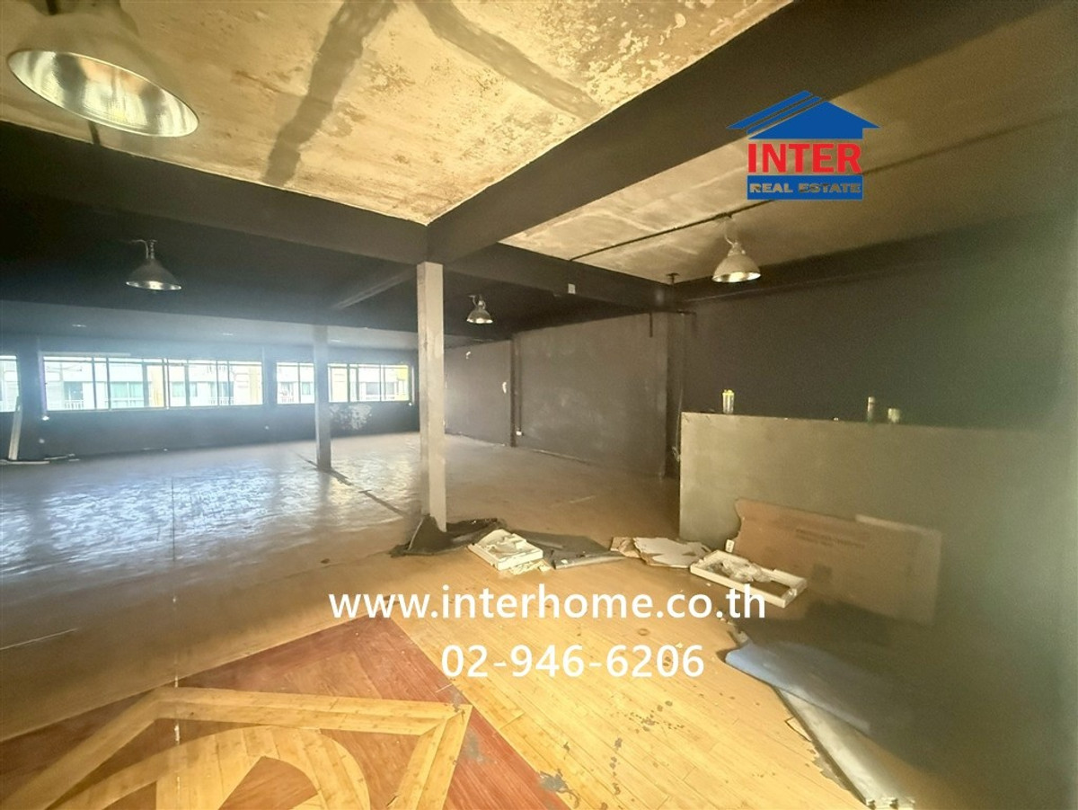 For RentOfficeChaengwatana, Muangthong : Office, 5 floors, 210 sq m, office for rent. Near Muang Thong Thani Bond Street Muang Thong Thani Road, Chaengwattana Road, Pak Kret, Nonthaburi