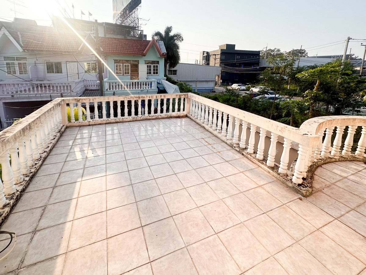 For SaleTownhomeSriracha Laem Chabang Ban Bueng : Townhouse in Soi Wat Wang Hin, Heart of Sriracha Convenient location with easy access, just 50 meters from Sukhumvit Road