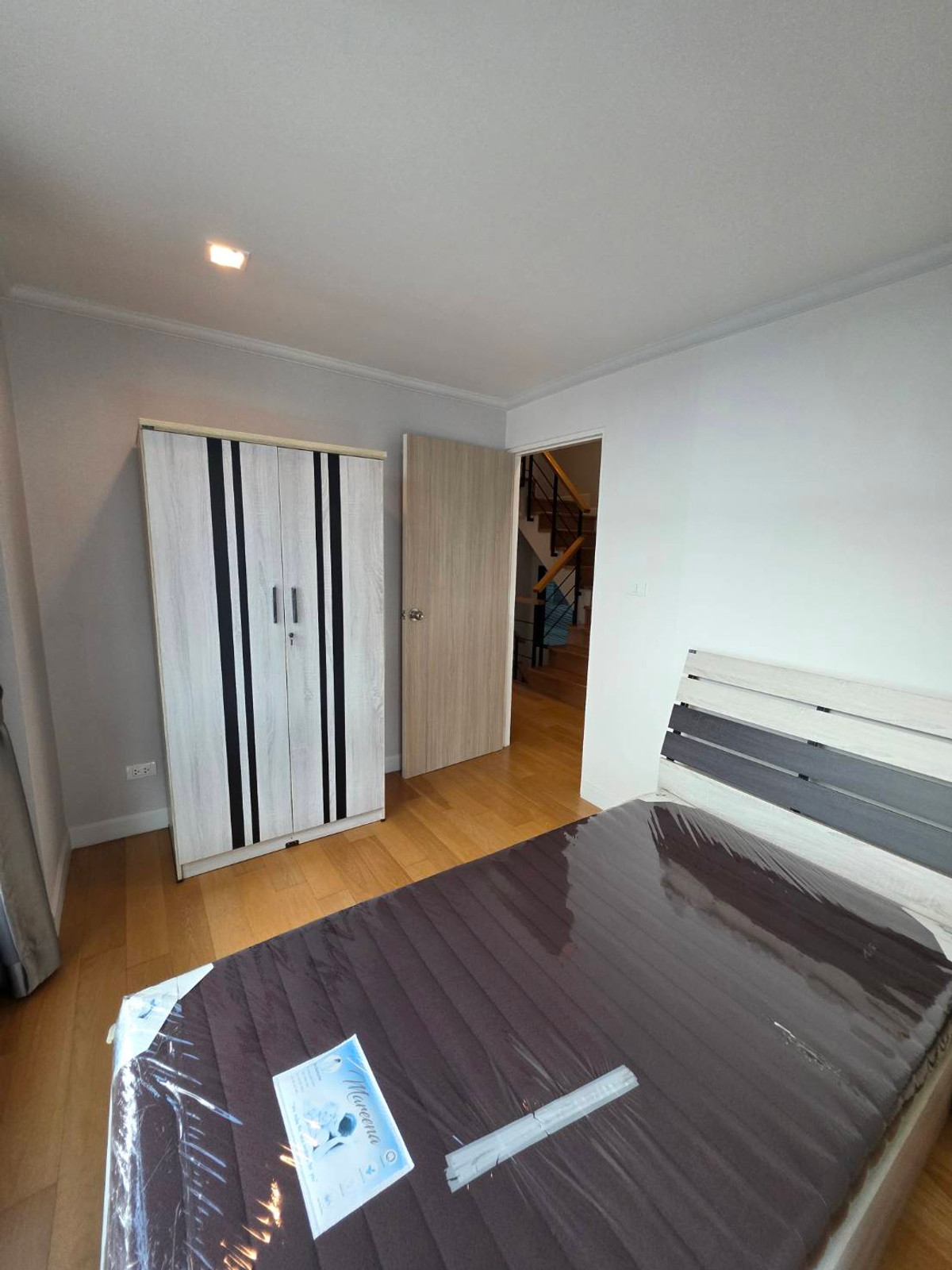 ขายบ้านลาดกระบัง สุวรรณภูมิ : ขายบ้านแฝด 3ชั้น สภาพบ้านใหม่มากๆ เจ้าของตกแต่งเสร็จแทบจะไม่ได้ใช้เลย 