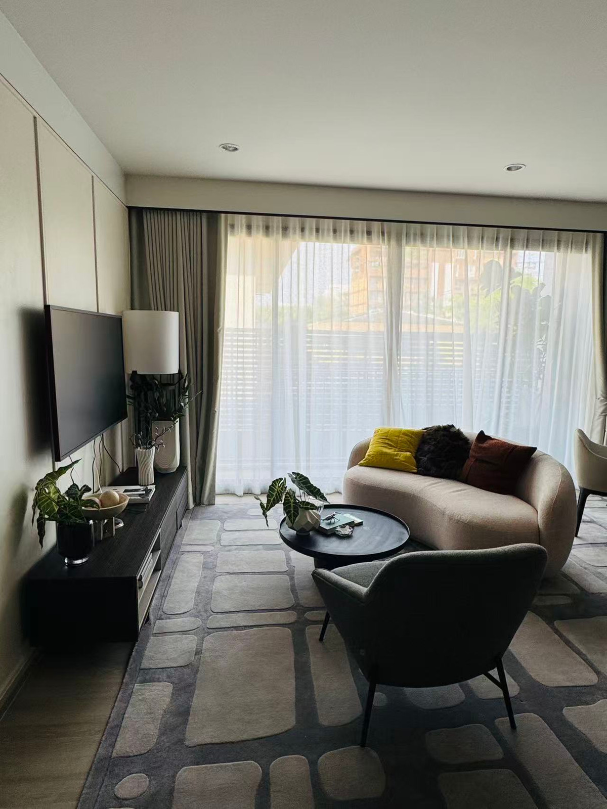 For RentCondoRama9, Petchburi, RCA : RCA  Brand new 3 bedrooms condo  137 sqm rent 120,000 thb one month