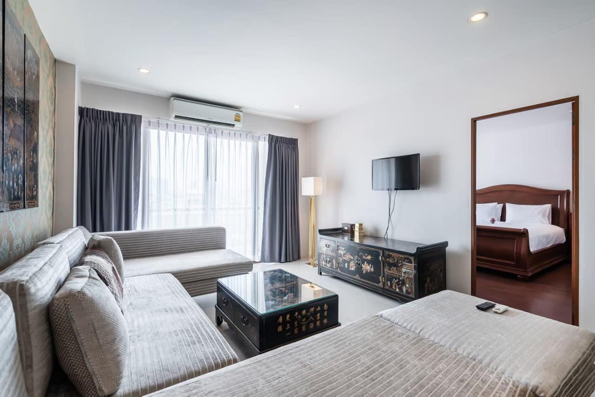 For RentCondoRatchadapisek, Huaikwang, Suttisan : For rent Baan Klang Krung Resort, prime location in Ratchada! Big room 63.5 sq m., near MRT Huai Khwang, only 17,900/month.