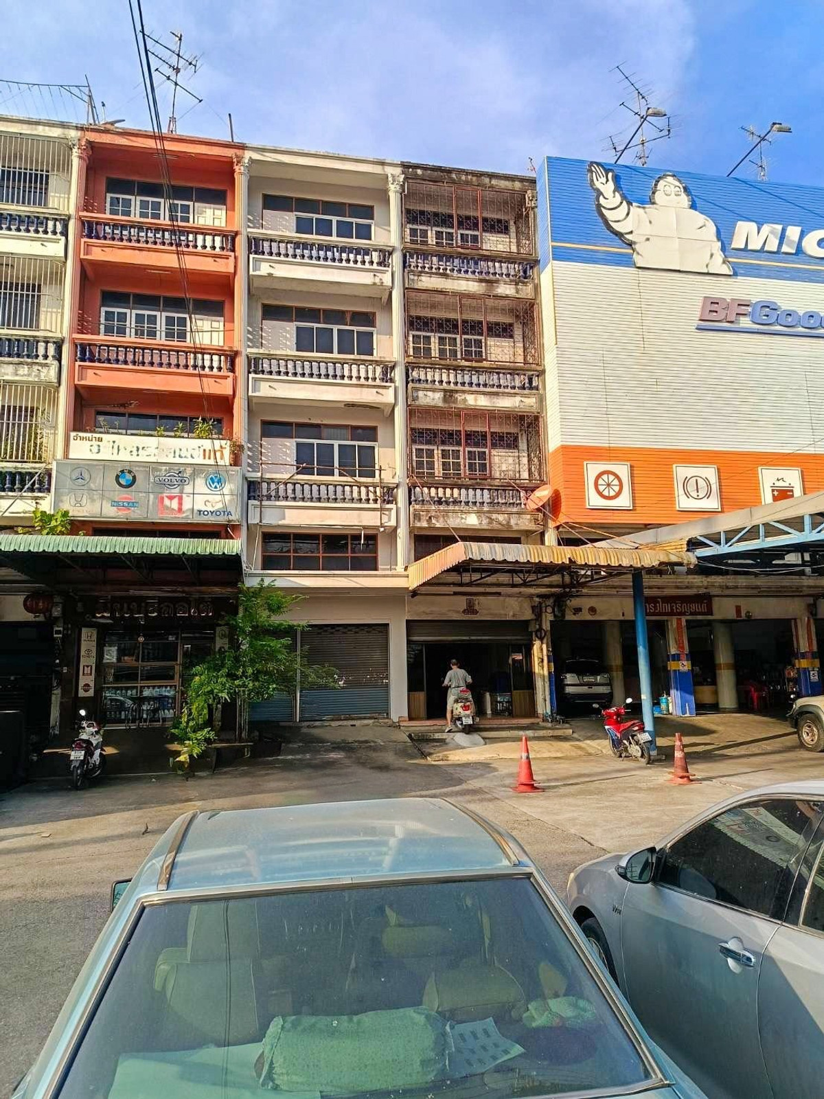 For RentShop HouseMin Buri, Romklao : Prime Commercial Building for Rent – Suwinthawong Main Road (Corner of Soi Sam Wa)