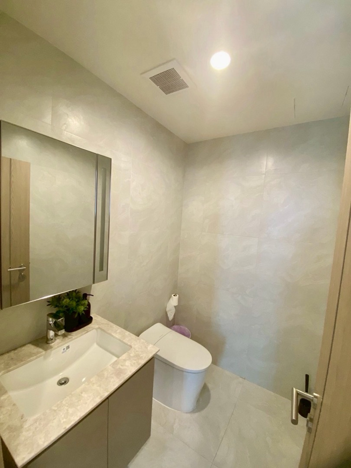 For RentCondoRama9, Petchburi, RCA : pynn soonvijai 3 bedroom ready to move in