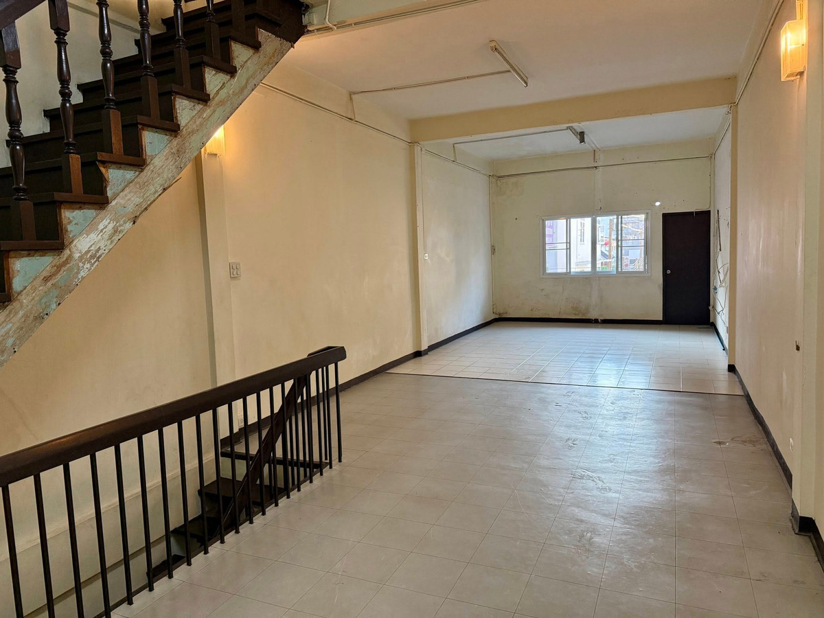 For RentShop HouseSukhumvit, Asoke, Thonglor : The commercial building is in Sukhumvit, a business location in the heart of the city, connecting both Sukhumvit and Rama 4 with heavy traffic. Suitable for doing business | 4.5 Floors Shophouse for Rent | Near BTS Phrom Phong