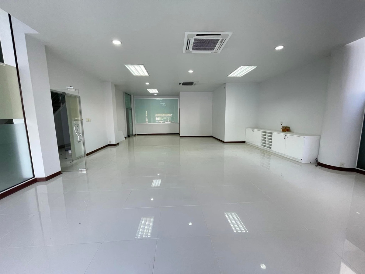 For RentOfficeBangna, Bearing, Lasalle : Office Building for Rent on Bangna-Trad Road – Ready to Move In