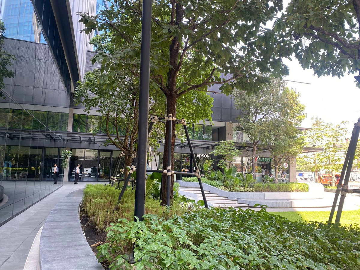 For RentOfficeKhlongtoei, Kluaynamthai : OK Space Punn, fully furnished office in Rama 4 area, near MRT Khlong Toei, view of Bang Krachao water curve, 28th floor, area 42 sq m., rent 50,400 baht*/sq m./month.