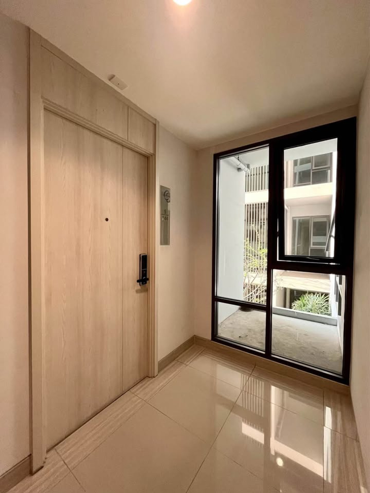 For RentCondoSukhumvit, Asoke, Thonglor : Condo for rent Rhythm Sukhumvit 42 (corner room near BTS Ekkamai) (Rt-01)
