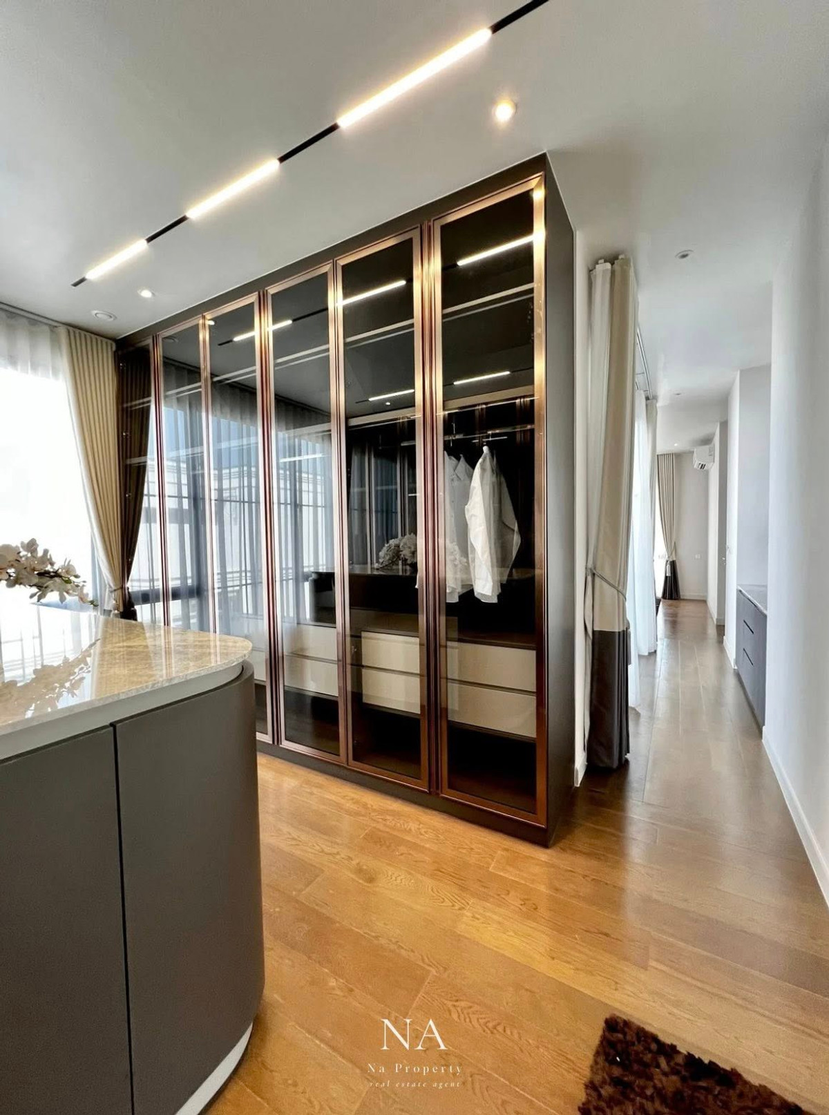 บ้านพัฒนาการ ศรีนครินทร์ : House for rent: Malton Gates new Krungthep Kreetha, 250,000 THB. 5 bedrooms, 6 bathrooms, 544 sq m usable area, 107.7 sq wah land area. Near Rama 9, Pattanakarn, Suan Luang, Srinakarin, Bang Na, Suvarnabhumi Airport, Ramkhamhaeng, Ploenchit, Sukhumvit.