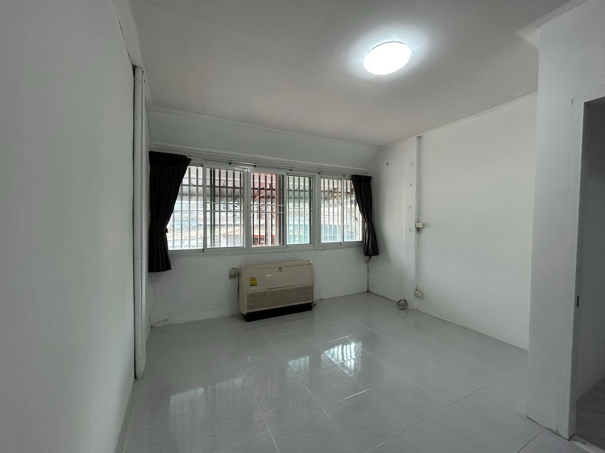 For RentTownhomeLadprao101, Happy Land, The Mall Bang Kapi : House for rent near the BTS House for rent in Lat Phrao, cheap price, 2 bedrooms, 2 bathrooms, 2 multi-purpose rooms. Suitable for use as an office. or living with a small family Get a pet