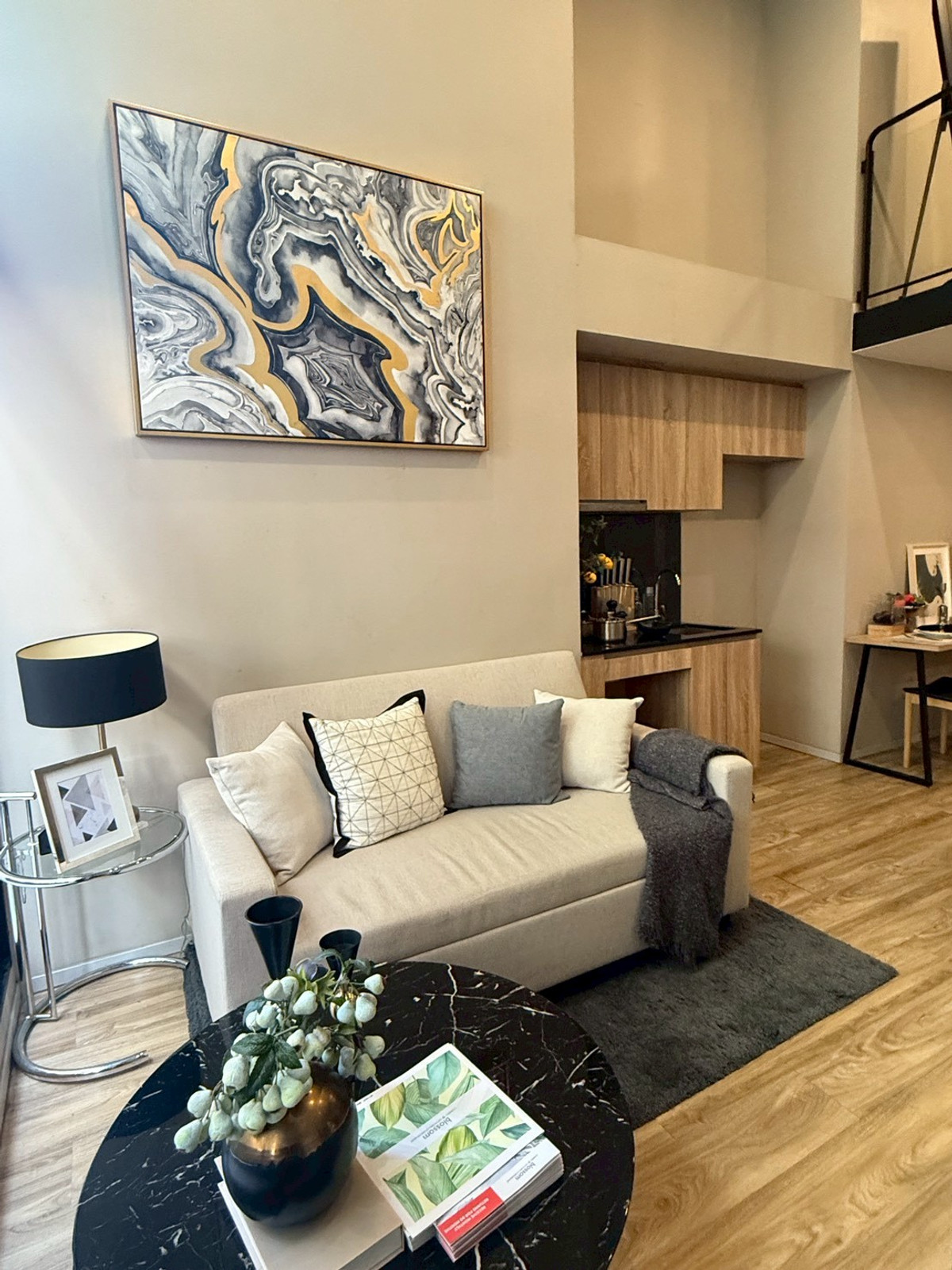 ขายคอนโดสาทร นราธิวาส : คอนโด Duplex 2 ชั้น วิวสวนสวย พร้อมอยู่ ใกล้ BTS สุรศักดิ์ 3.85 ล้านบาท พร้อมตกแต่งเฟอร์นิเจอร์ ลากกระเป๋าเข้าอยู่ได้เลย 