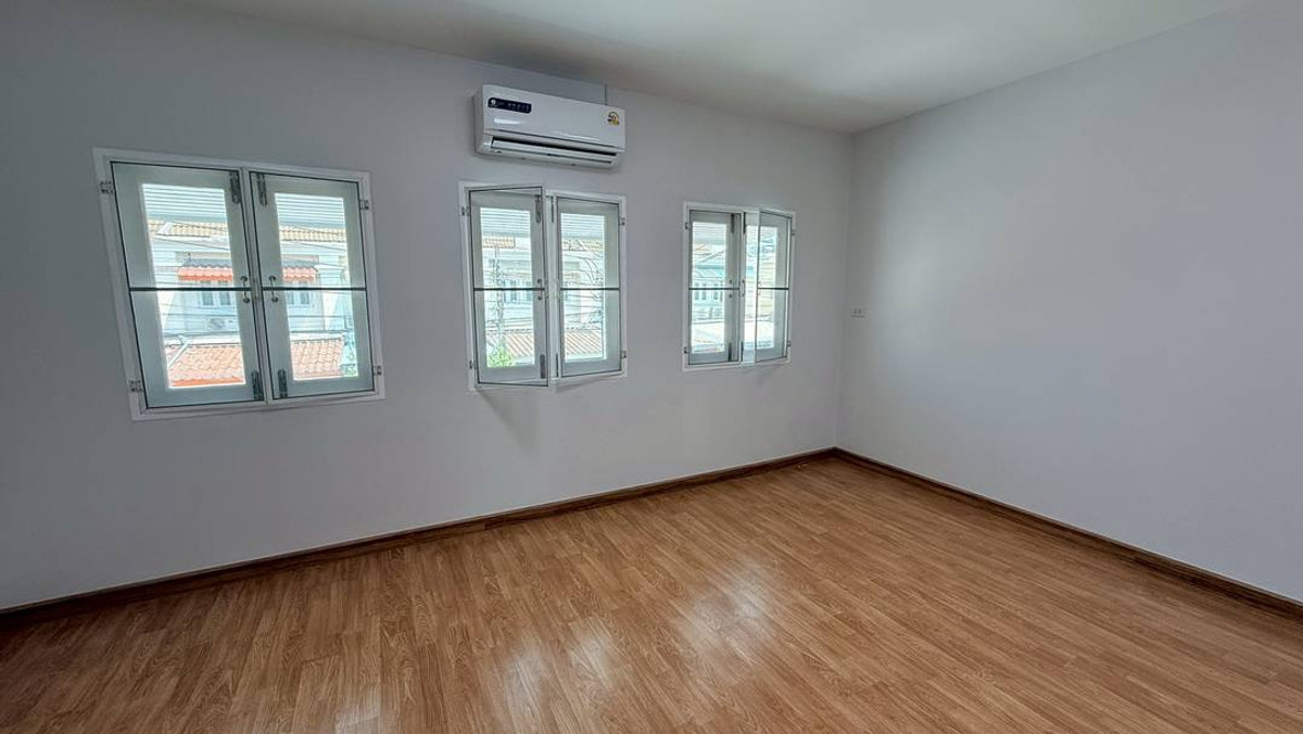 ขายทาวน์โฮมลาดกระบัง สุวรรณภูมิ : ขายด่วน ทฮ 2 ชั้น 3 ห้องนอน รีโนเวทใหม่ทั้งหมด หมู่บ้าน ดิเอ็กคลูซีฟ เฉลิมพระเกียรติ ร.9 ซอย72 ใกล้วงแหวนกาญจนาภิเษก, สนามบินสุวรรณภูมิ (Gant-285)