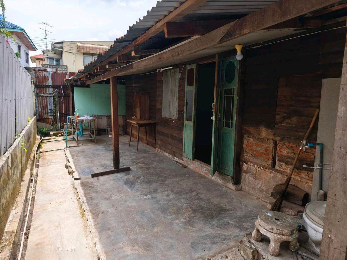 For SaleLandOnnut, Udomsuk : Land for sale in Soi Udomsuk 28 with wooden house **near BTS Udomsuk, very convenient to travel** (N.2064)