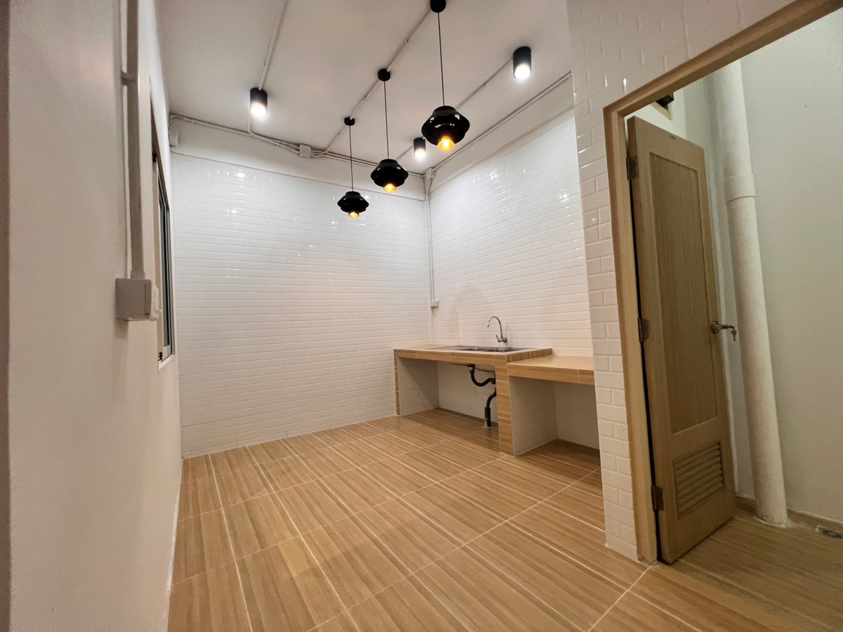 ขายทาวน์โฮมปิ่นเกล้า จรัญสนิทวงศ์ : ทาวน์โฮม 2 ชั้น 22.6 ตรว. รีโนเวทใหม่ พร้อมเฟอร์นิเจอร์ ถนนจรัญสนิทวงศ์ 35 ติดรถไฟฟ้า MRT